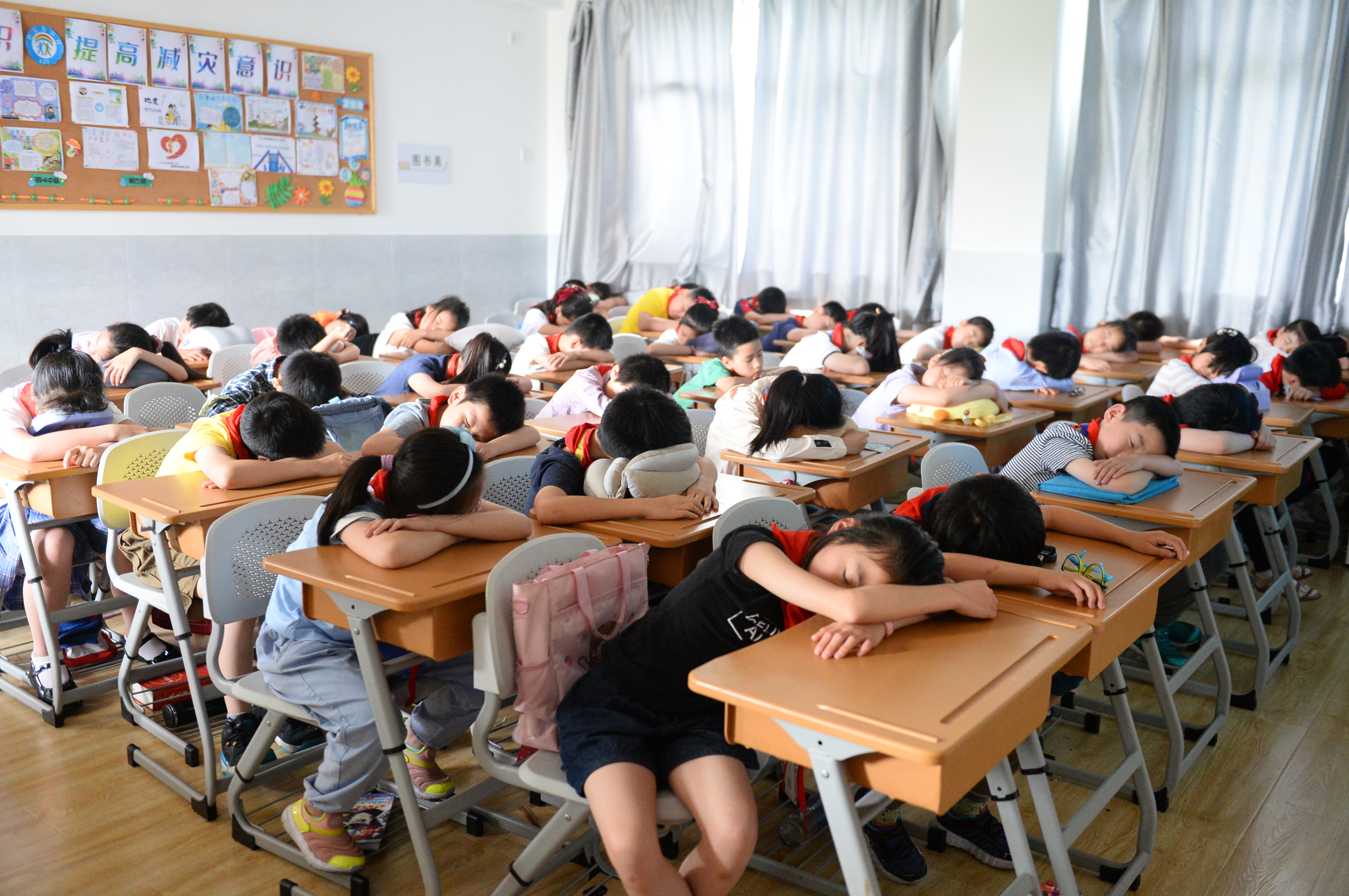 这是6月8日午休时分,记者在静安区闸北第二中心小学看到的场景