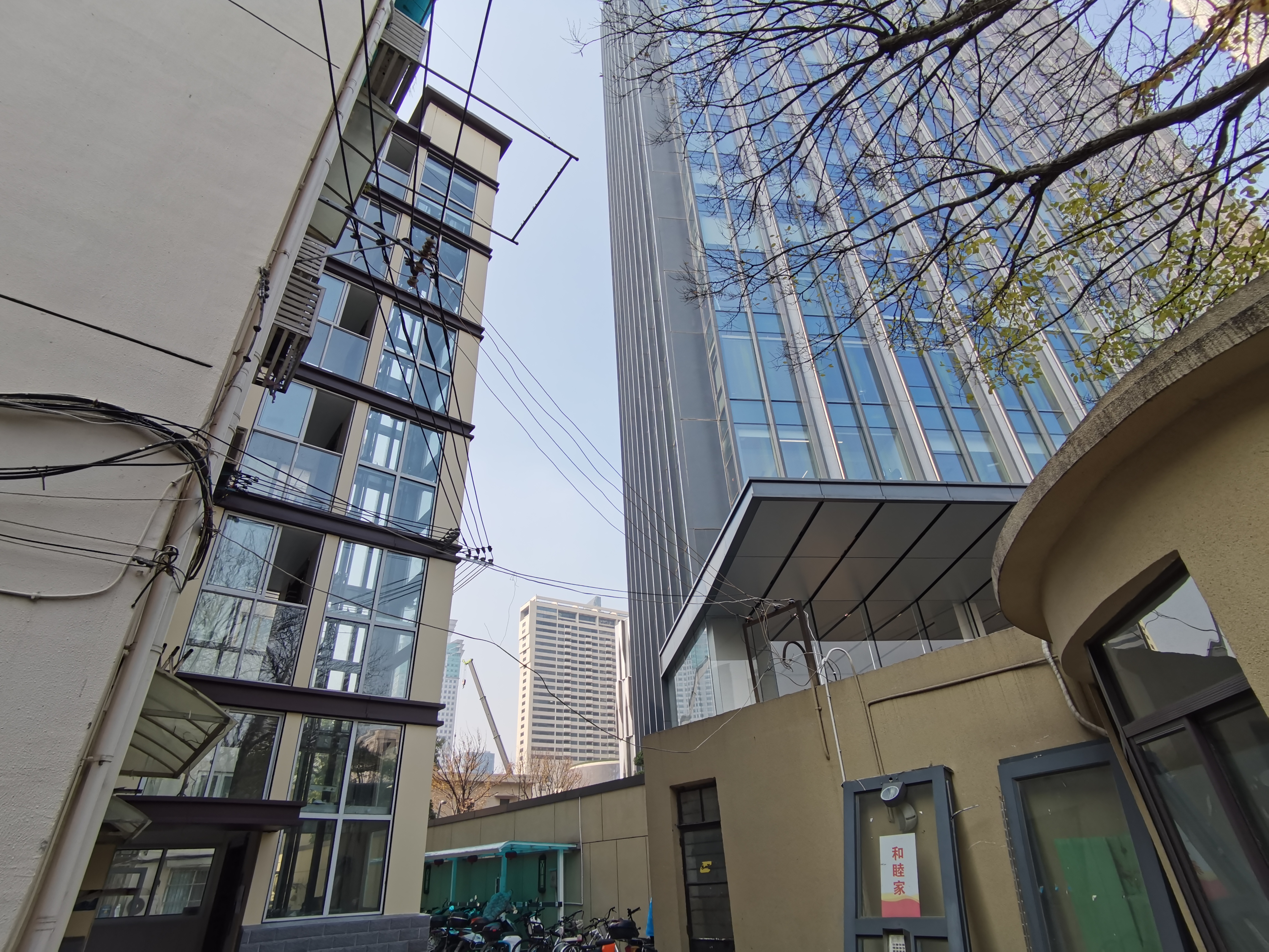 锦沧文华一墙之隔居民楼的新电梯.jpg