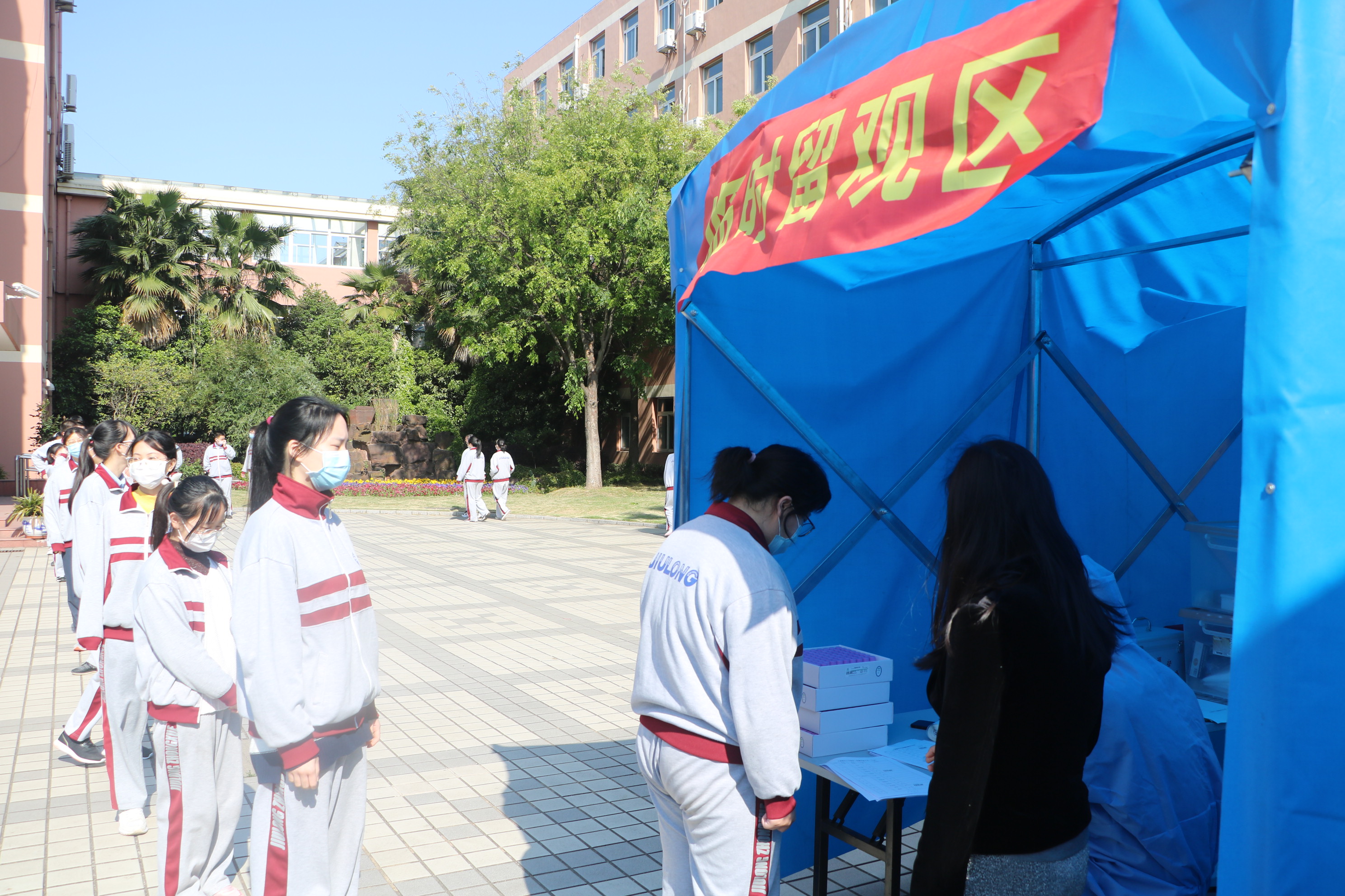 久隆学生接受核酸检测3.jpg