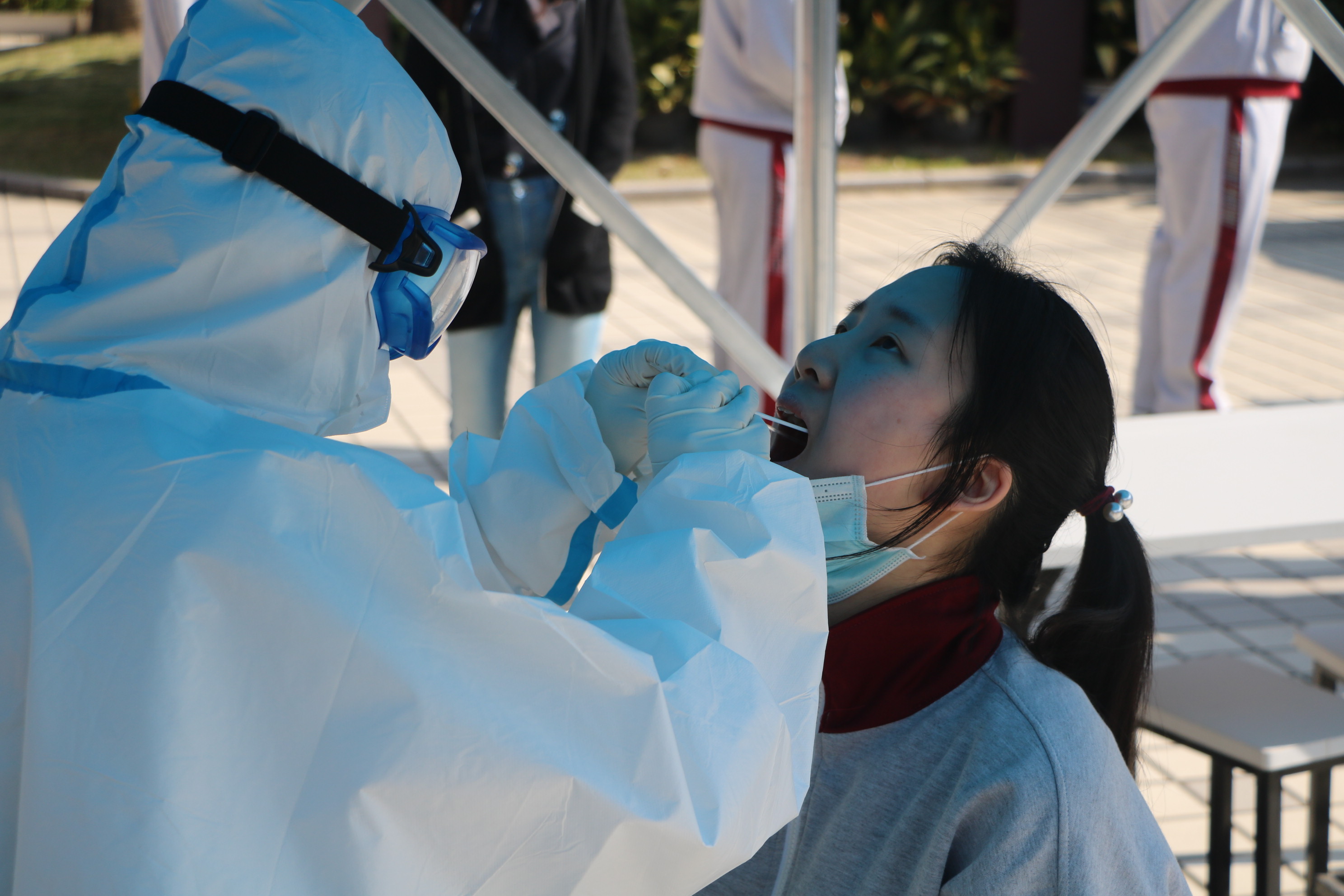 久隆学生接受核酸检测1.jpg