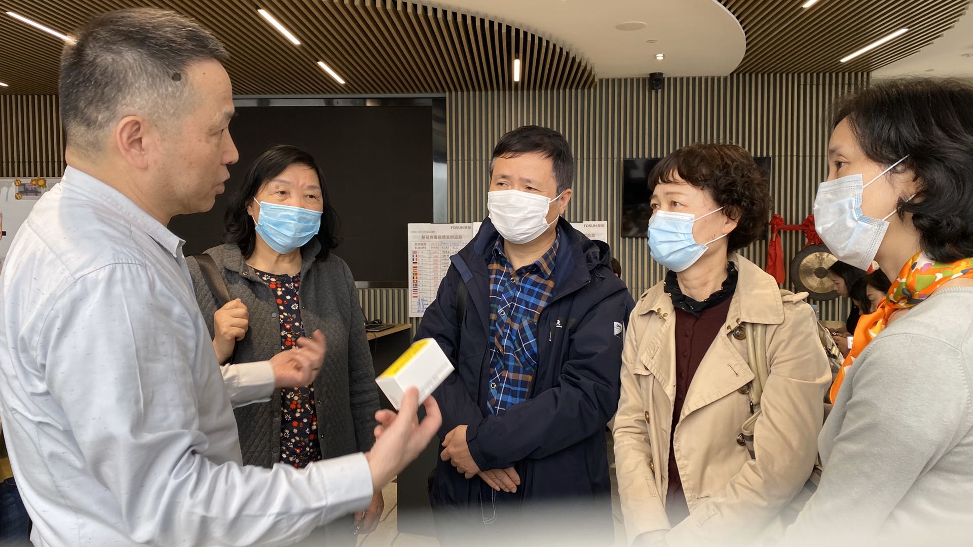 久隆学生接受核酸检测6.jpg