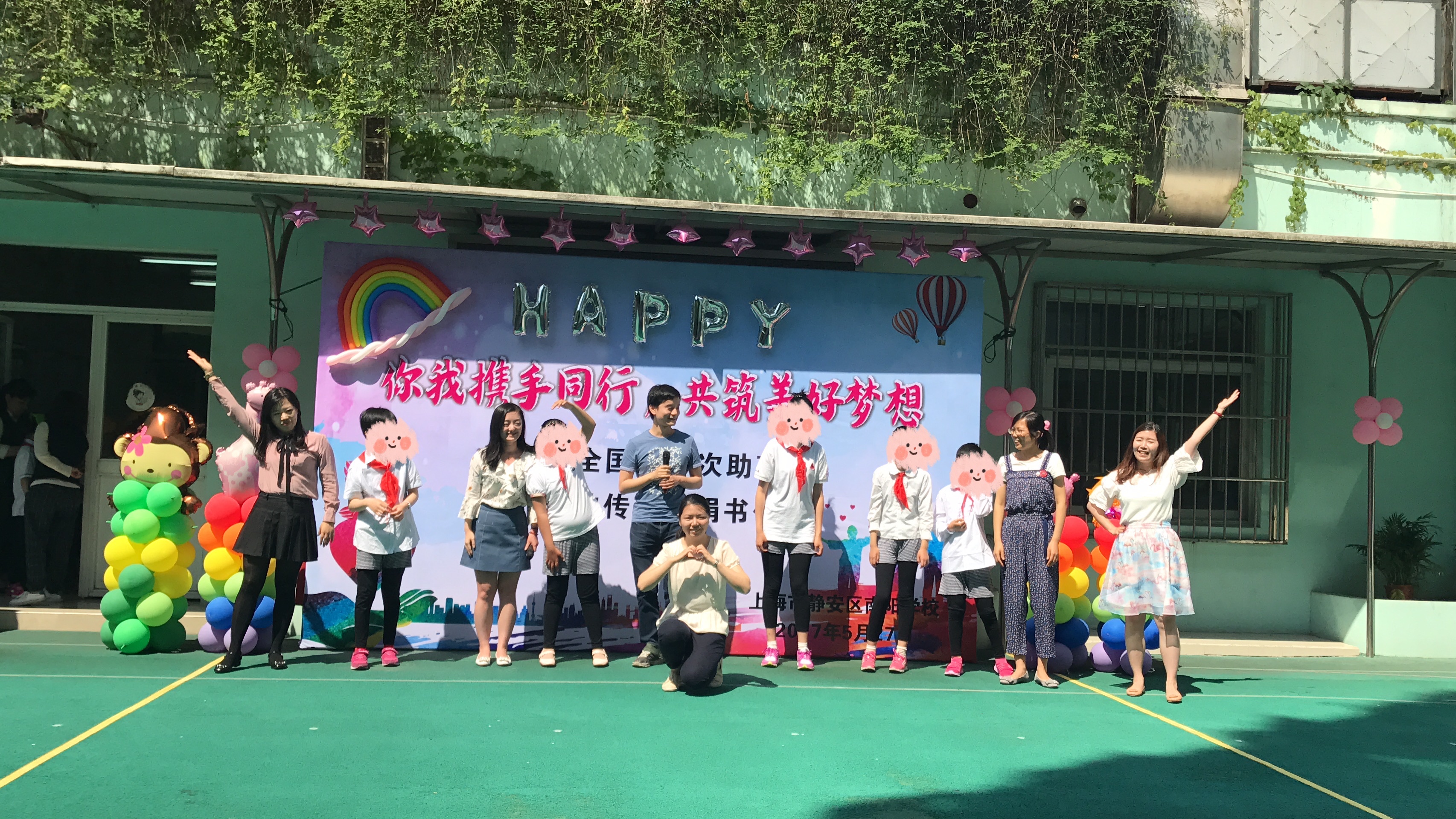 审计干部和小朋友一起演出.jpg