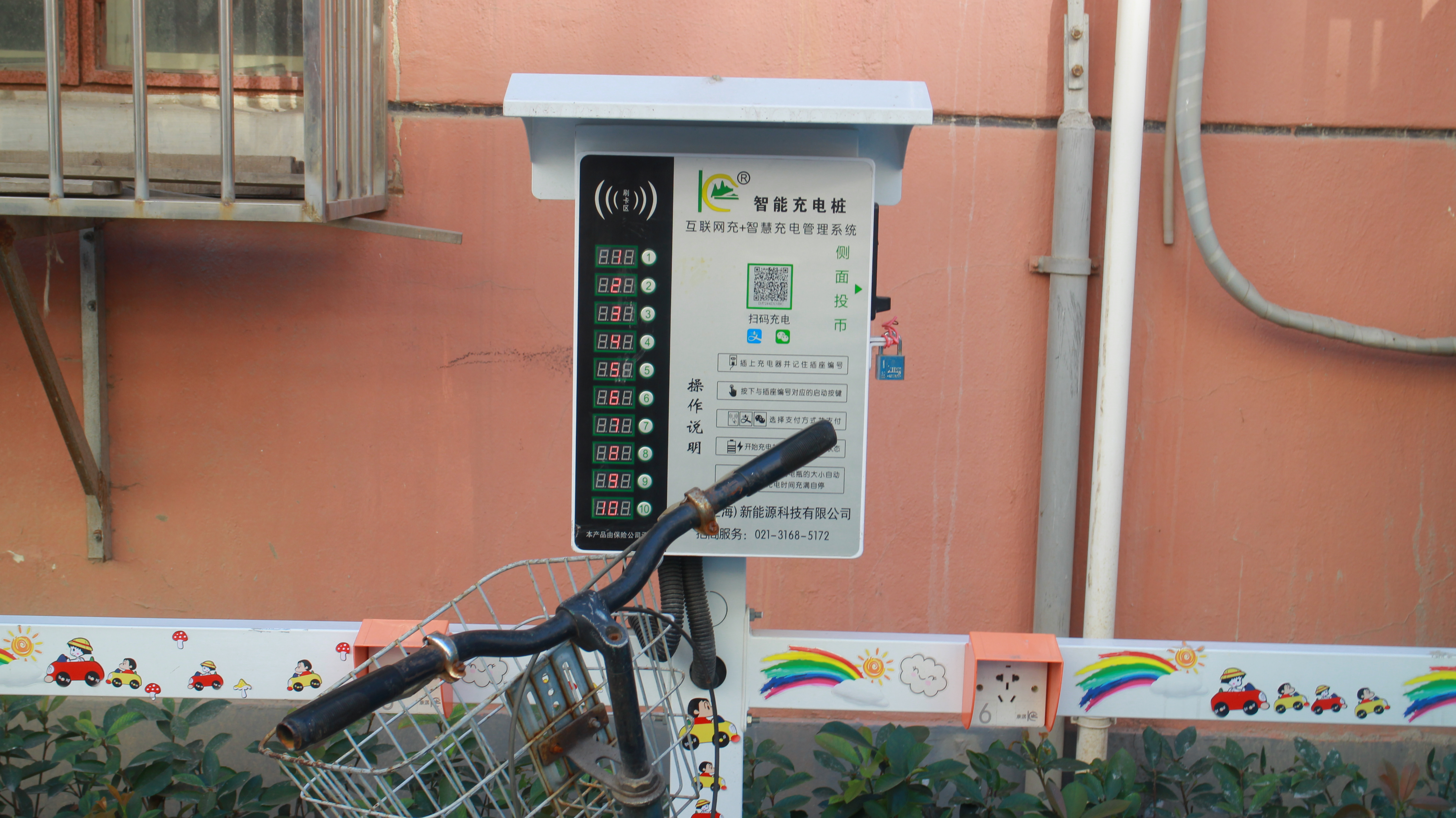 规划停车位安装充电桩龙潭小区改善非机动车停放难