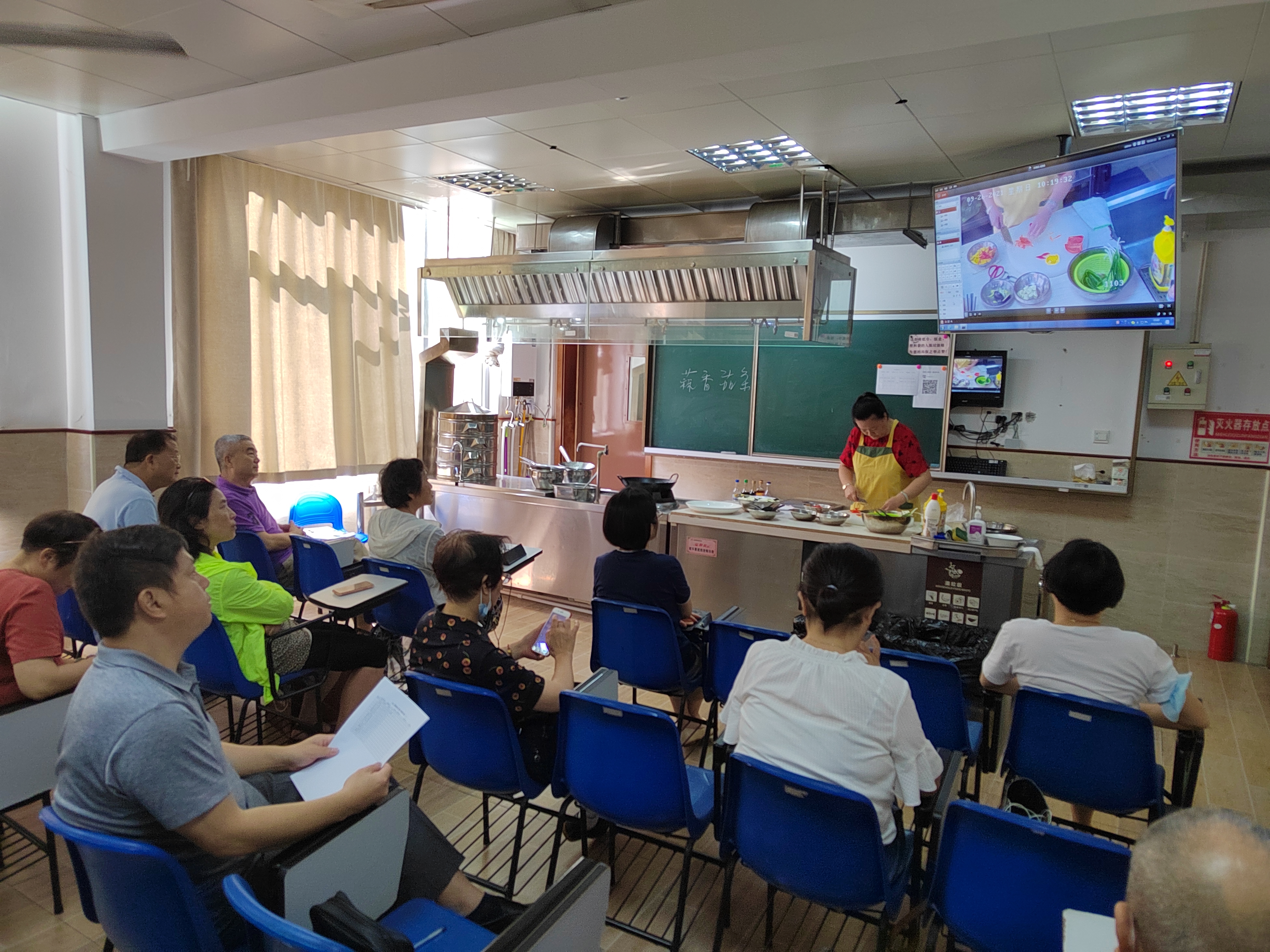老年大学学员学习2.jpg