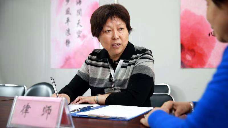 律师调解员接待张园居民咨询.jpg