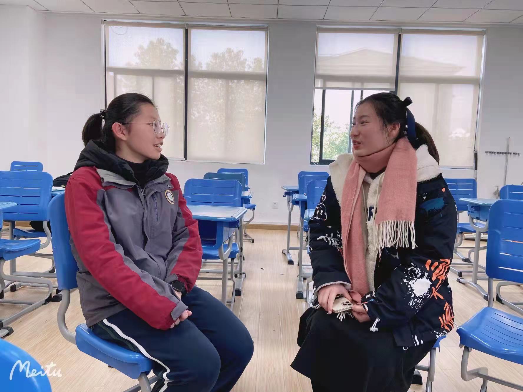 高中生在高校采访大学生1.jpg