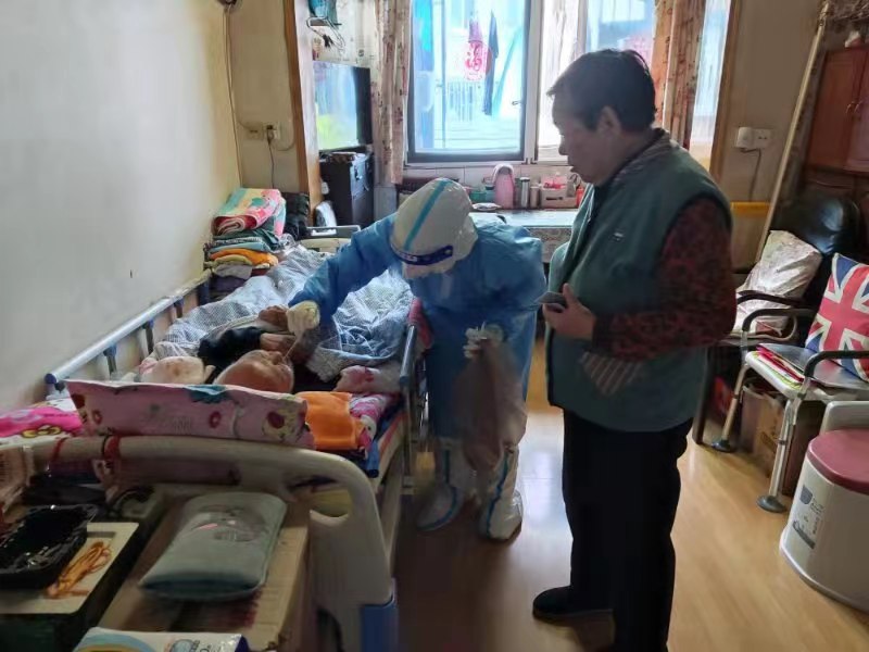 上门为居民测核酸（秦洁玲）.jpg