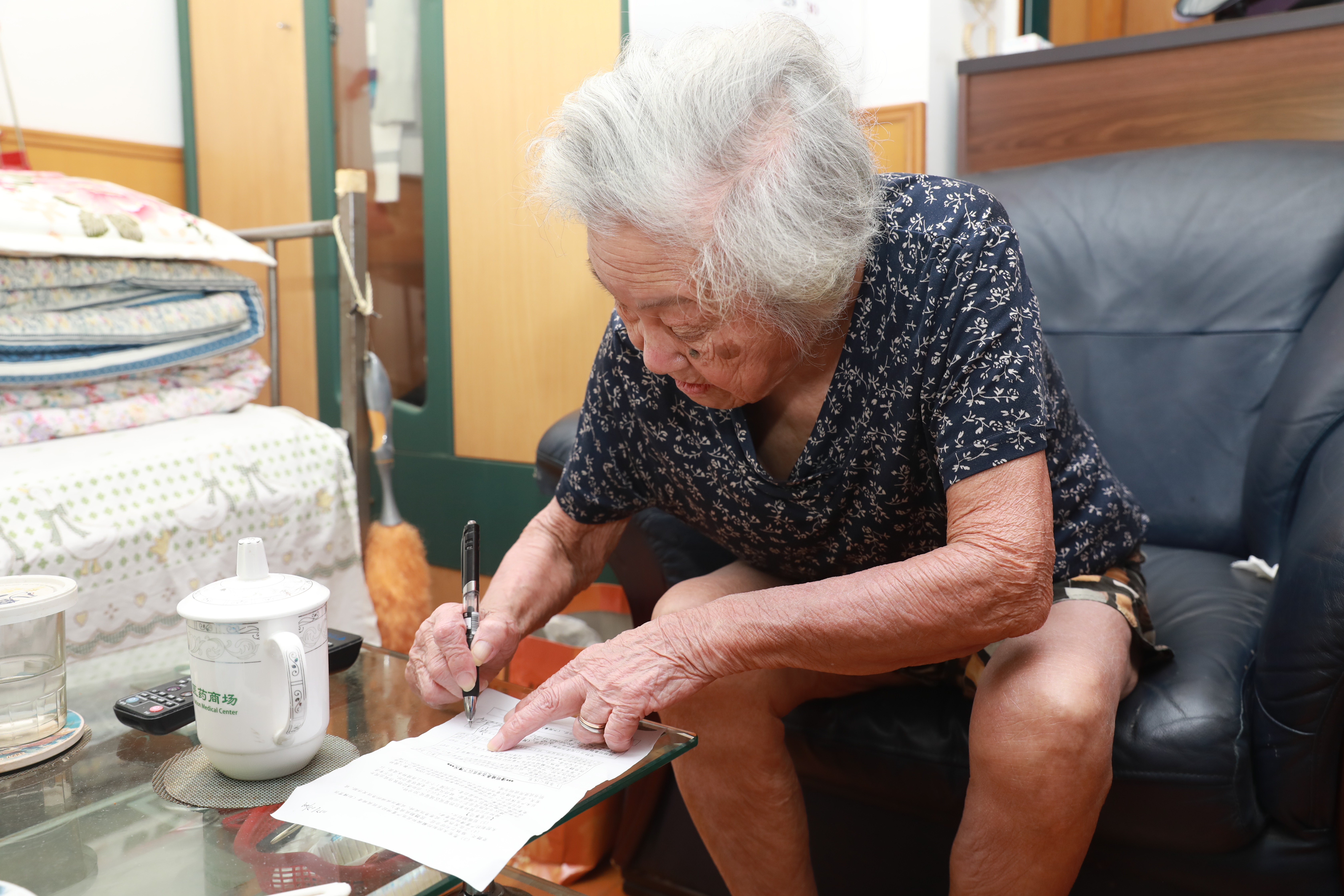 百岁老人在疫苗接种同意书上签字5.jpg