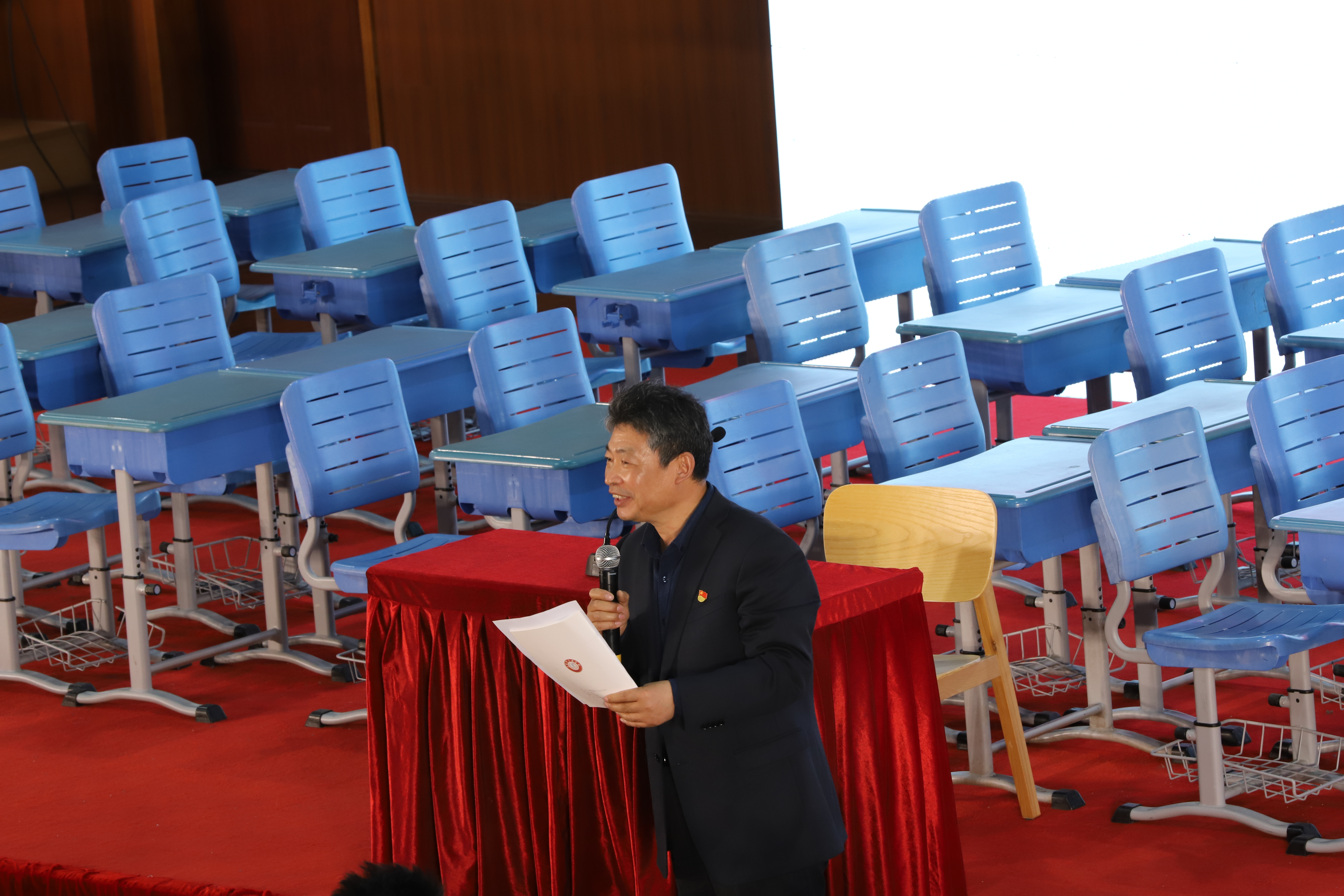 图片7：静安区三泉学校王立新校长致辞.JPG