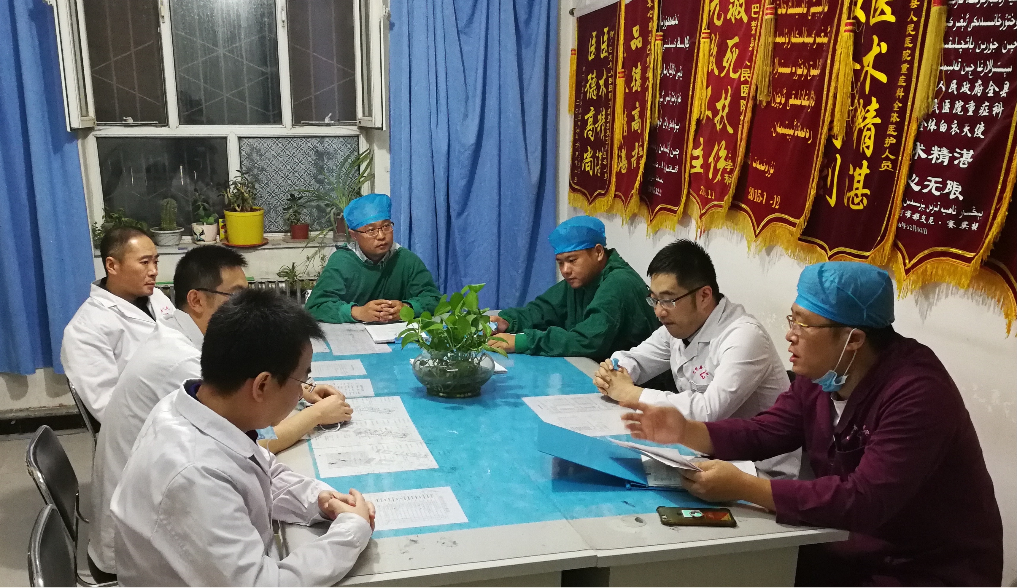 组织援疆医疗团队连夜对急重症病人会诊.jpg