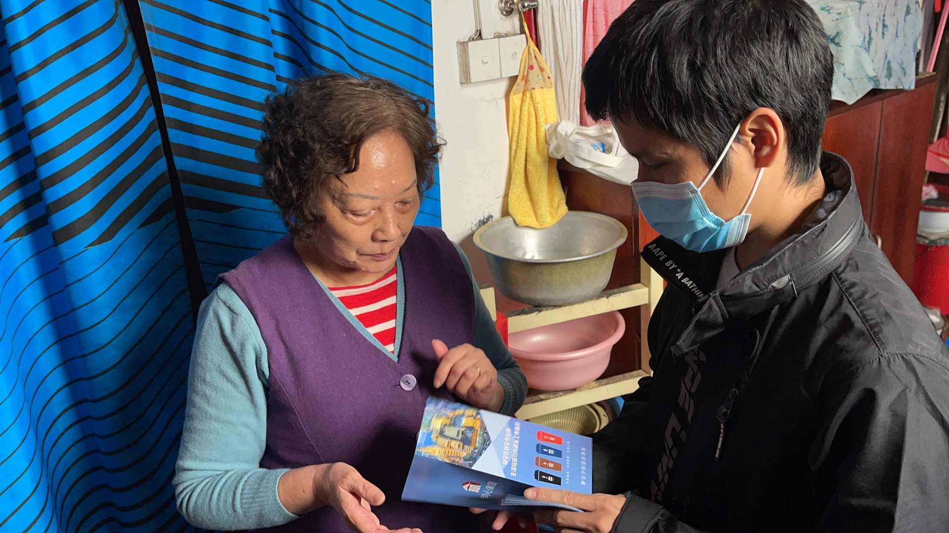 静安寺街道开展垃圾分类入户宣传周活动