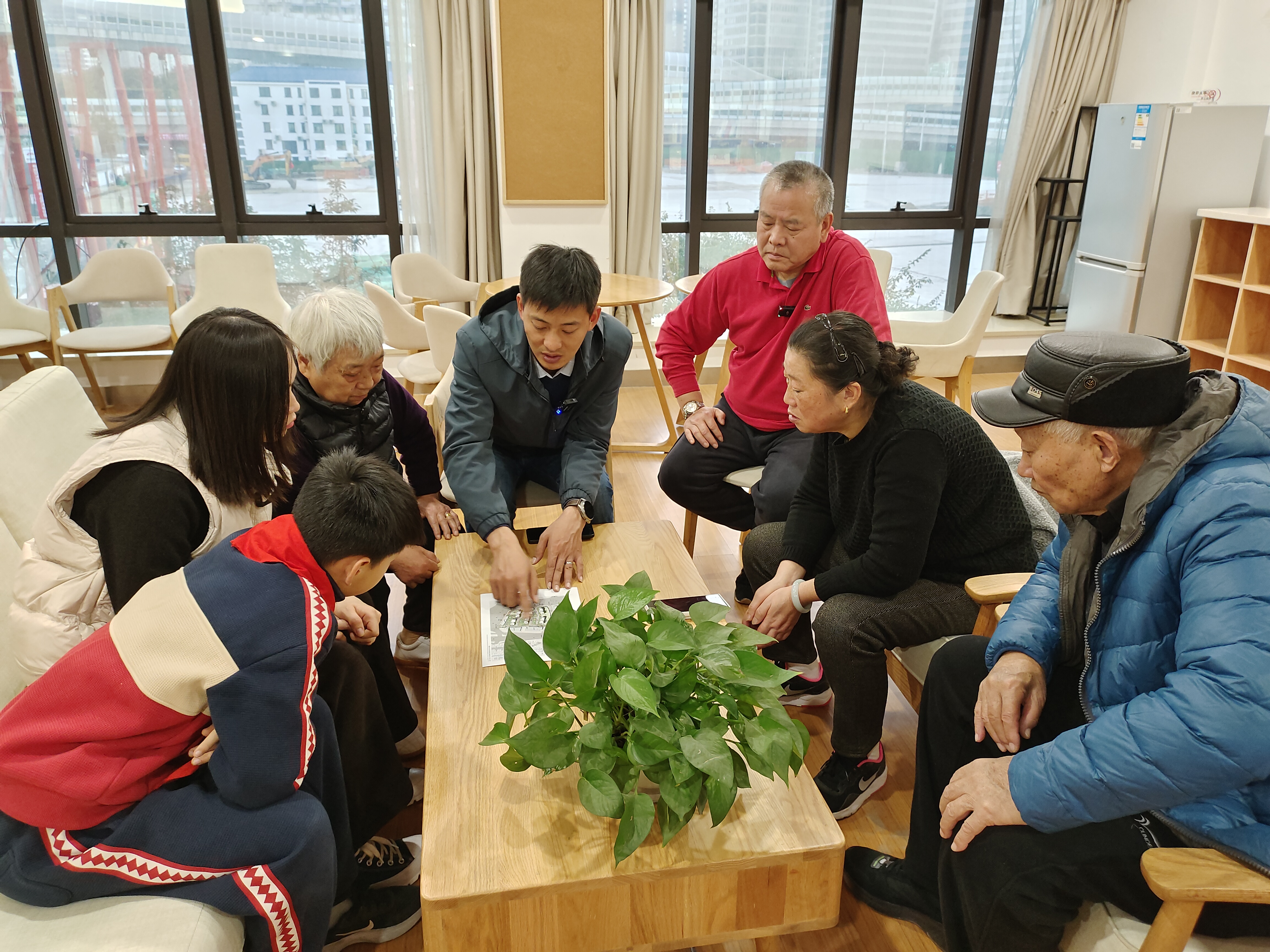 街道工作人员给居民讲解小区规划.jpg