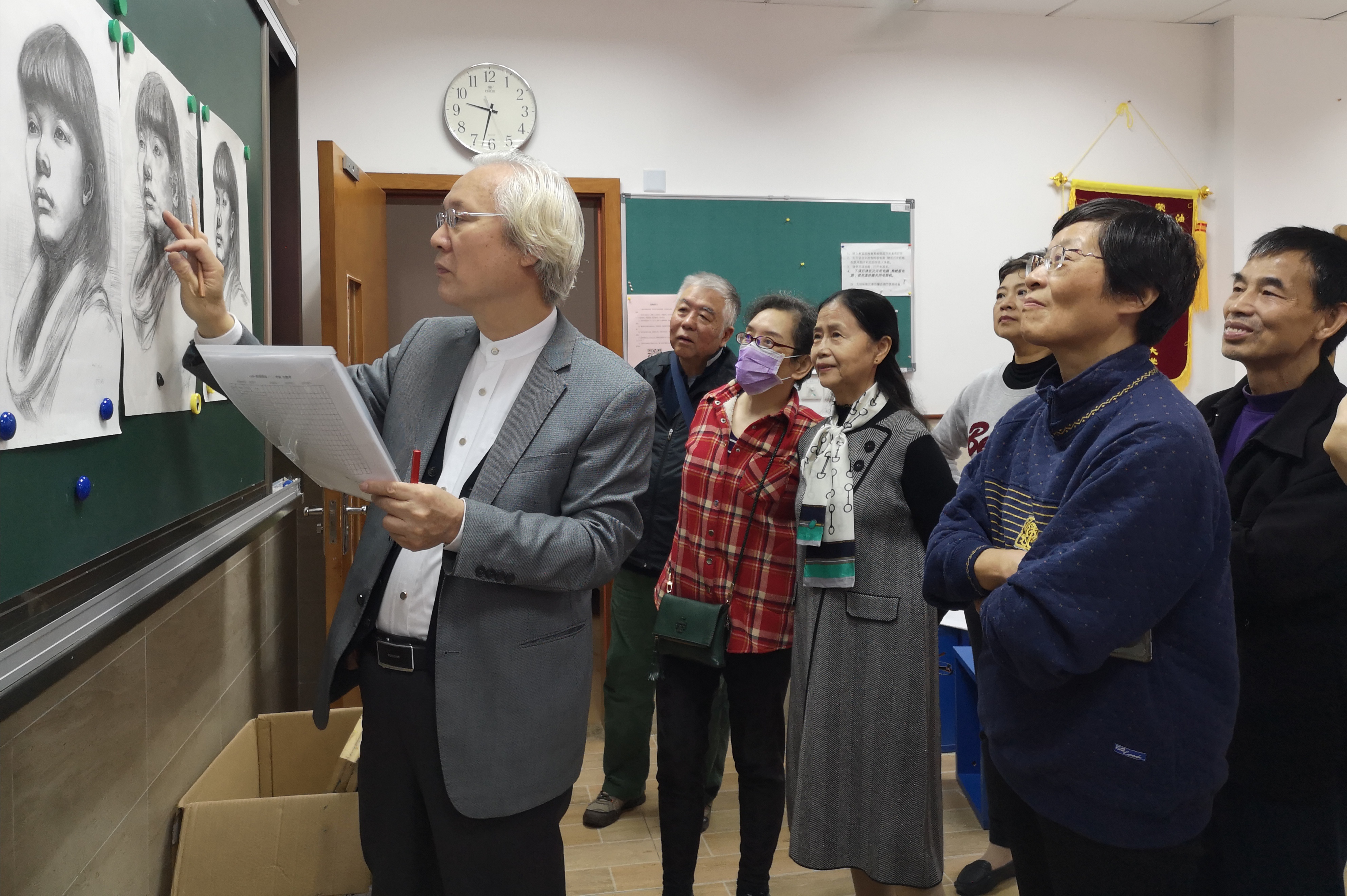 老年大学学员学习.jpg