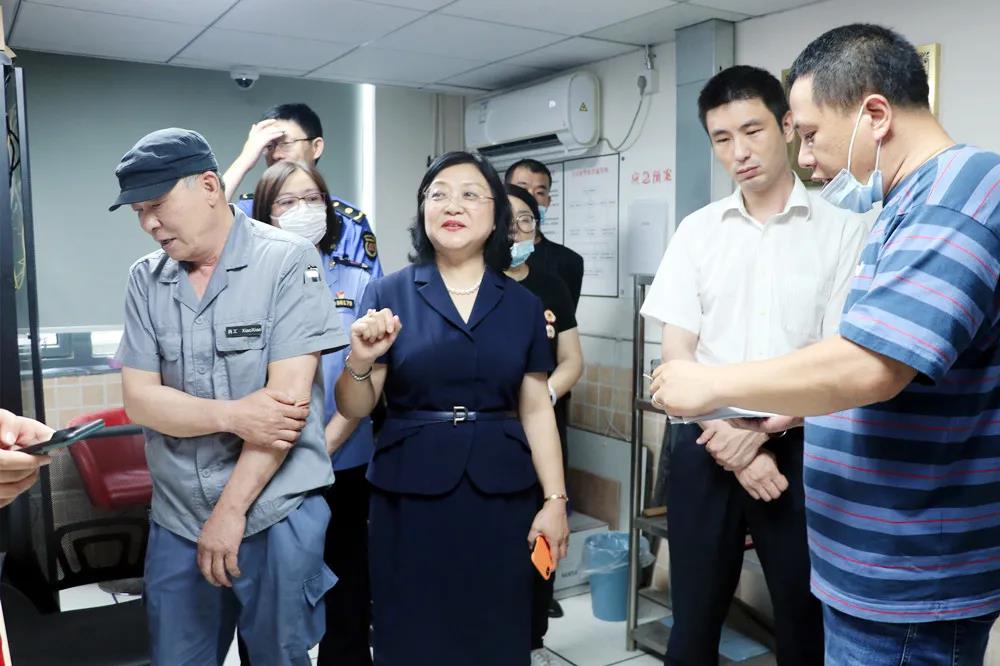 我为群众办实事曹家渡街道党政领导带队开展安全生产月消防安全大排查