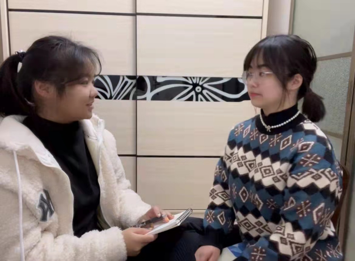 高中生在高校采访大学生.jpg